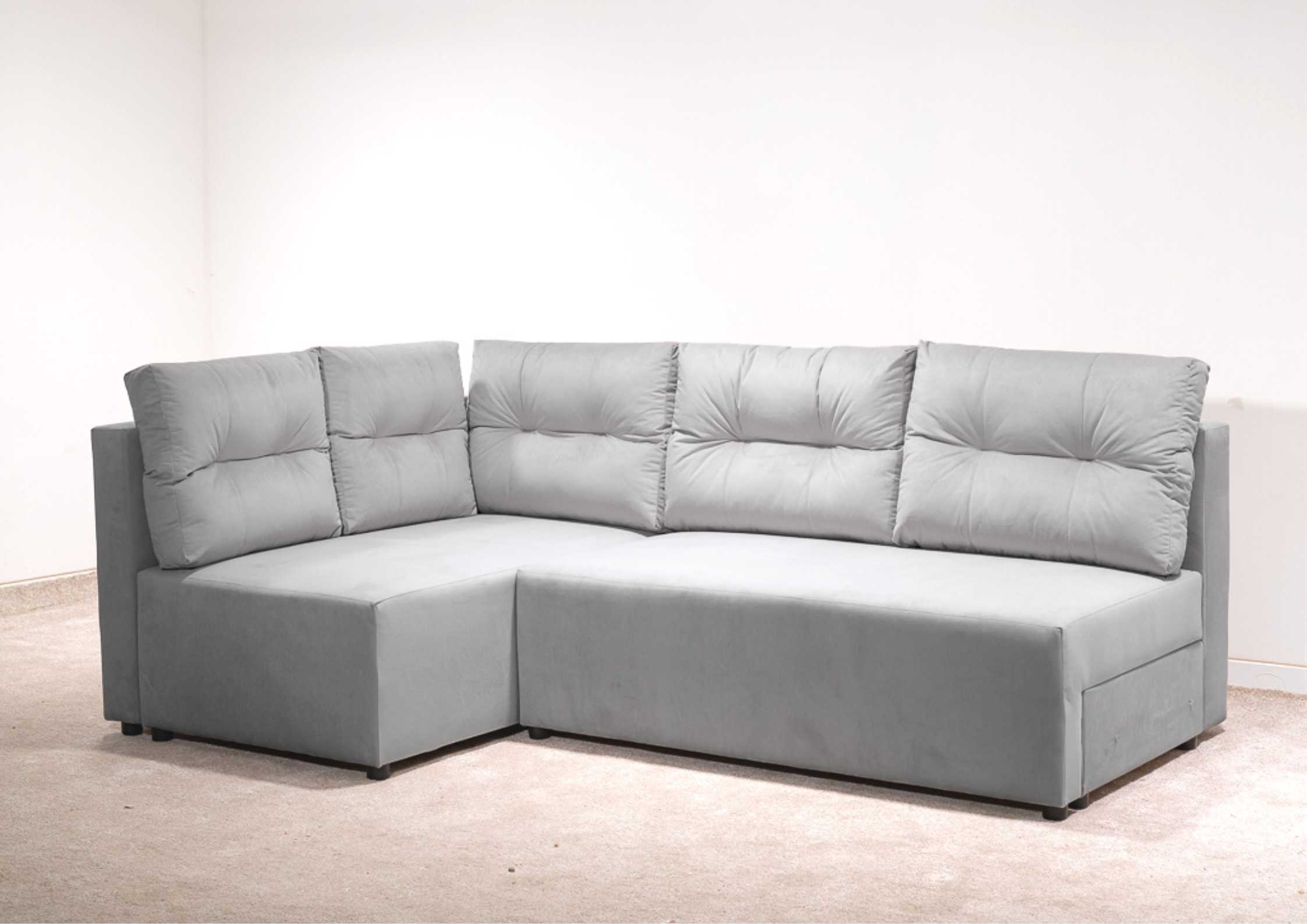 Mały narożnik z pikowanymi poduszkami szary